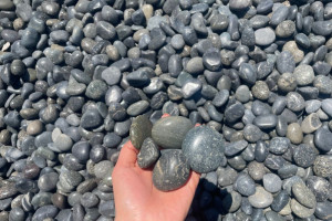 Black Polished Pebble 1/2" x 1" 